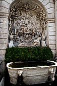 Tivoli - Villa d'Este, la fontana di Venere nel grande cortile porticato  del palazzo.